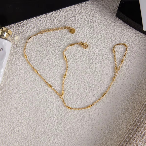 18K Gold Plated Hand Chain Bracelet - Picture 5 of 8